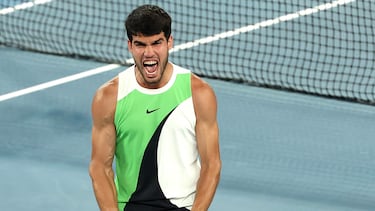 Carlos Alcaraz celebra su victoria frente a Alex De Minaur en los cuartos de final del Open de Australia, en Melbourne.