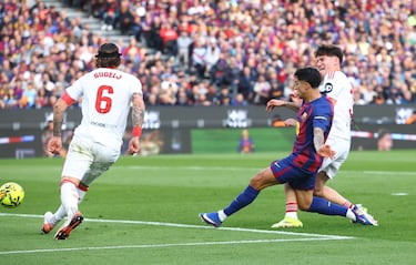 Joao Cancelo marca el 5-1 al Sevilla. 