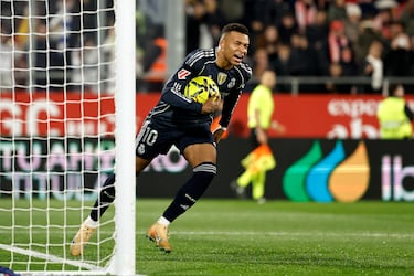 음바페는 골문 약속을 놓치지 않았다. 가자니가의 뻗기 바로 너머 왼쪽에서 프랑스 스타가 강력한 슛을 날렸습니다. 프랑스인은 전반전에 허용되지 않은 골을 넣은 후 수정했습니다.