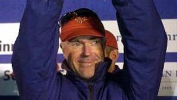 <b>VOLVO OCEAN RACE. </b>Bouwe Bekking levanta el trofeo tras ganar la etapa que finalizaba en Baltimore.