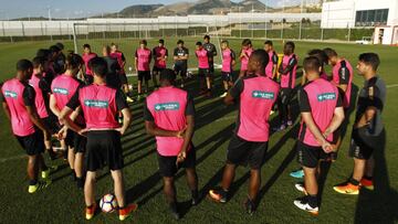 Paco Jémez junto a sus jugadores.