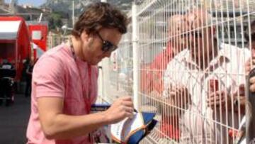 <b>TRAS LA VERJA. </b>Alonso firmó autógrafos a los aficionados que se acercaron al área de pilotos del GP de Mónaco en el único viernes sin entrenamientos de la temporada.