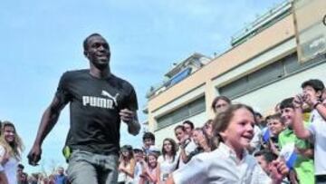<b>CON LOS NIÑOS. </b>Bolt corrió con escolares ayer en Tesalónica.