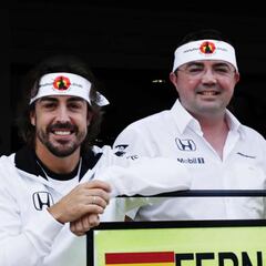 McLaren celebró los 250 GPs de Alonso con un pañuelo