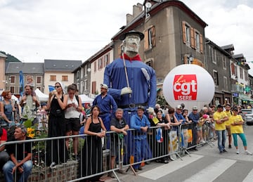 Aficionados presentes en la 17ª etapa del Tour de Francia antes de que de comienzo la carrera.