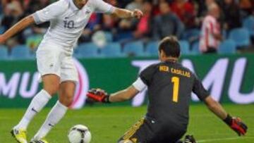 Benzema encara a Casillas en un lance del partido.