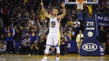 OAKLAND, CA - NOVEMBER 07: Stephen Curry #30 of the Golden State Warriors reacts after teammate Klay Thompson #11 of the Golden State Warriors made a three-point basket against the New Orleans Pelicans at ORACLE Arena on November 7, 2016 in Oakland, California. NOTE TO USER: User expressly acknowledges and agrees that, by downloading and or using this photograph, User is consenting to the terms and conditions of the Getty Images License Agreement. Ezra Shaw/Getty Images/AFP
== FOR NEWSPAPERS, INTERNET, TELCOS & TELEVISION USE ONLY ==