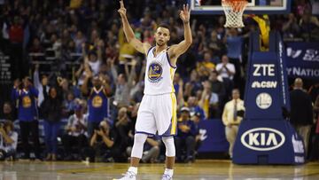 OAKLAND, CA - NOVEMBER 07: Stephen Curry #30 of the Golden State Warriors reacts after teammate Klay Thompson #11 of the Golden State Warriors made a three-point basket against the New Orleans Pelicans at ORACLE Arena on November 7, 2016 in Oakland, California. NOTE TO USER: User expressly acknowledges and agrees that, by downloading and or using this photograph, User is consenting to the terms and conditions of the Getty Images License Agreement.   Ezra Shaw/Getty Images/AFP
 == FOR NEWSPAPERS, INTERNET, TELCOS &amp; TELEVISION USE ONLY ==