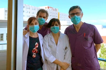 Fotografía cedida por el doctor Carlos Lariño, (2, izq) junto al doctorr Lamela (d) , la enfermera Belén Sierra (i) y la auxiliar Rosa Vázquez, en el CHUAC. Lariño, uno de los médicos del RC Deportivo, ejerce estos días como voluntario en el Complejo Hospitalario Universitario de A Coruña (CHUAC) por la COVID-19 y ha admitido que "es duro pasar de Disney", en referencia al fútbol, a la "guerra", por cómo están los servicios de urgencia. 