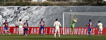 El jugador del Real Madrid, Toni Kroos, marca el 1-0 al Eibar. 