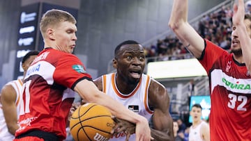 GRANADA, 30/03/2025.- Valtonen (i), del Covirán Granada, defiende a Brimah (c), del Valencia Basket, durante el partido de la jornada 25 de la Liga Endesa disputado este domingo en el Palacio Municipal de Deportes de Granada. EFE/Pepe Torres
