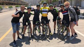 Sheyla Guti&eacute;rrez posa con sus compa&ntilde;eras de equipo y parte del staff del equipo Cylance tras proclamarse campeona del Tour de Zhoushan Island.