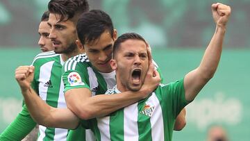 Durmisi celebra su gol.