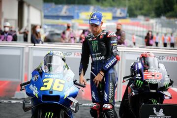 Quartararo observa la Suzuki de Joan Mir tras la carrera de Austria.