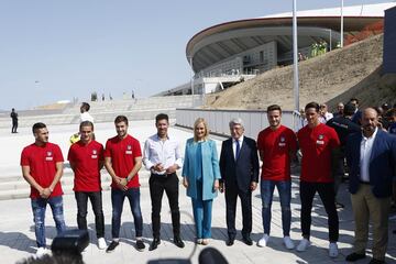 La presidenta de la Comunidad, Cristina Cifuentes, junto al presidente del Atlético de Madrid, Enrique Cerezo, y el entrenador del equipo, Diego Pablo Simeone y varios jugadores de la plantilla rojiblanca ,durante el acto de promoción del uso del metro para el acceso al estadio Wanda Metropolitano del Atletico de Madrid. 