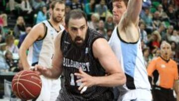 Germán Gabriel (Bilbao Basket), defendido por el checo Pavel Pumprla (Obradoiro).