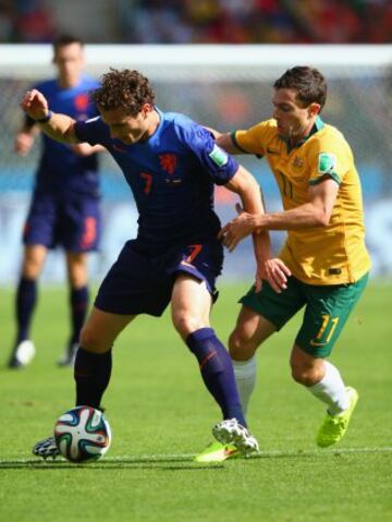 Daryl Janmaat y Tommy Oar.