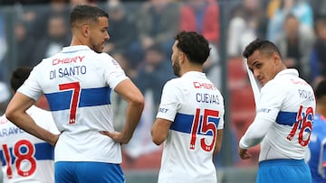 Los jugadores de Universidad Católica lamentan la derrota contra Universidad de Chile por el partido de Primera División disputado en el estadio Santa Laura en Santiago, Chile.