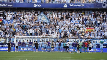 Los jugadores del Málaga saludan a su afición tras terminar el duelo contra el Burgos.