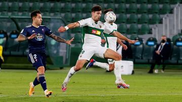 Hugo Mallo pugna por el bal&oacute;n con Lucas Boy&eacute; durante el &uacute;ltimo partido ante el Elche.