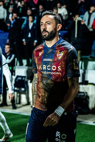 El futbolista José Luis Morales saliendo al campo con la camiseta solidaria el pasado partido de Liga ante el Elche. 