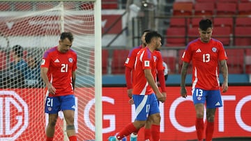 Futbol, Chile vs Bolivia.
Primera rueda, clasificatorias al Mundial 2026.
El la seleccion chilena se lamenta tras el gol de Bolivia durante el partido de la primera rueda de las eliminatorias al mundial de 2026 disputado en el estadio Nacional de Santiago, Chile.
10/09/2024
Jonnathan Oyarzun/Photosport
Football, Chile vs Bolivia.
World Cup 2026 qualifiers.
Chile's players reacts after Bolivia’s goal during a 2026 World Cup qualifier match at the National stadium in Santiago, Chile.
10/09/2024
Jonnathan Oyarzun/Photosport