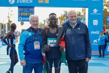 Paco Borao y Juan Roig, con el nuevamente ganador del Medio Maratón Valencia Trinidad Alfonso Zurich, Kandie. 