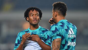 Juan Guillermo Cuadrado y Danilo antes de un partido con Juventus por Serie A.