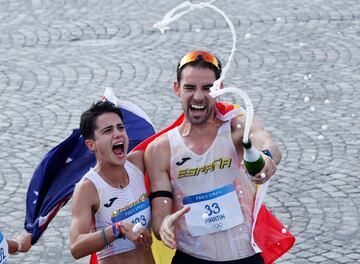 María Pérez y Álvaro Martín celebran con champán con la pareja australiana, que ganó el bronce, formada por Jemima Montag y Rhydian Cowley.