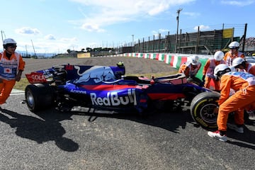 Carlos Sainz se retira por un pinchazo que le hizo salirse en una curva.