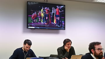 SAN FERNANDO DE HENARES (MADRID), 11/02/2025.- Los periodistas siguen en la sala de prensa este martes la sexta jornada del juicio la Audiencia Nacional en San Fernando de Henares, Madrid contra el expresidente de la Federación de Fútbol Luis Rubiales por el beso que dio a Jenni Hermoso tras la final del Mundial de 2023. EFE/ Fernando Villar