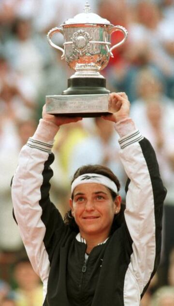 El 06/06/1998 logró su tercer Roland Garros individual, después de vencer a Monica Seles por 7-6 0-6 6-2