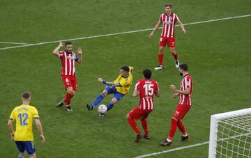  No se entendieron Lodi y Giménez a despejar un balón aéreo que acabó cayendo a los pies de Negredo. Remató en semifallo con la derecha, la menos buena, y entró llorando en la portería de Oblak. Pero eso también vale.