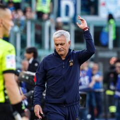 Can soccer managers get yellow and red cards during a game?