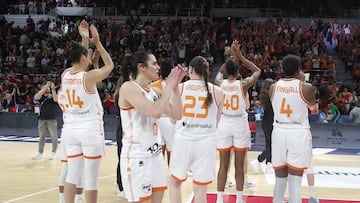 Leti Romero aplaude a su afición, tras el partido de ayer.