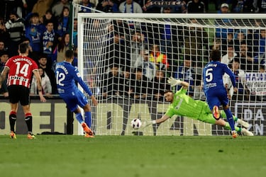 Pisa fuerte en su camino hacia el Zamora. Su coeficiente (0,94 goles por partido) es incontestable y cada duelo es un recital. Ante el Getafe hizo nueve paradas, una de ellas, un penalti a Greenwood. Hasta Bordalás sucumbió a sus encantos: "Fue el mejor. Podemos estar tranquilos, la portería para la Euro está bien cubierta. 
