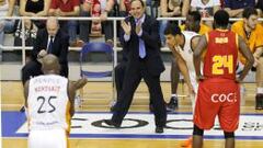 El entrenador del Baloncesto Fuenlabrada, Jes&uacute;s Mateo, da instruciones a Arnol durante el partido frente al UCAM Murcia.