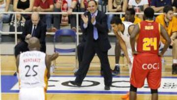 El entrenador del Baloncesto Fuenlabrada, Jes&uacute;s Mateo, da instruciones a Arnol durante el partido frente al UCAM Murcia.