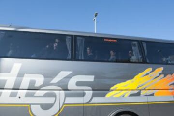 Llegada de los familiares de los jugadores al parque temático.