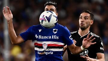 Sampdoria's French forward Mehdi Leris (L) fights for the ball with Juventus's Italian defender Mattia De Sciglio during the Italian Serie A football match between Sampdoria and Juventus at the Luigi Ferraris Stadium in Genoa, on August 22, 2022. (Photo by MARCO BERTORELLO / AFP)