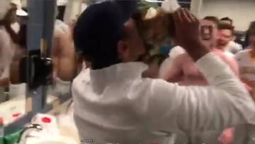 El entrenador que come comida de perro en el vestuario tras ganar