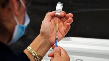 A health worker prepares a flu vaccine in Mexico City, on October 3, 2020. - A national free flu vaccination campaign started in Mexico amid the COVID- 19 coronavirus pandemic. (Photo by CLAUDIO CRUZ / AFP)