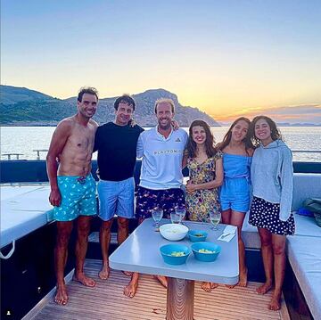 Rafa Nadal disfruta de las aguas de Mallorca en compañía de su mujer y de amigos.