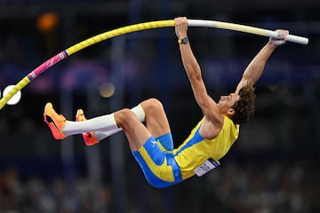 Paris 2024 Olympics - Athletics - Men's Pole Vault Final - Stade de France, Saint-Denis, France - August 05, 2024. Gold medallist Armand Duplantis of Sweden in action. REUTERS/Andy Chua