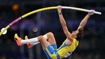 Paris 2024 Olympics - Athletics - Men's Pole Vault Final - Stade de France, Saint-Denis, France - August 05, 2024. Gold medallist Armand Duplantis of Sweden in action. REUTERS/Andy Chua
