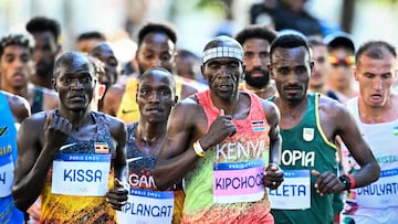 Eliud Kipchoge, en los primeros kilómetros de la maratón de París.
