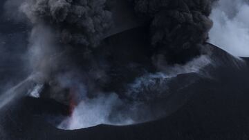 LA PALMA, SPAIN - NOVEMBER 10: The Cumbre Vieja volcano continues to erupt on November 10, 2021 in La Palma, Spain. The volcano has been erupting since September 19, 2021 after weeks of seismic activity, resulting in millions of Euros worth of damage to p