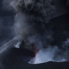 Se forma una 'tolvanera' a escasos metros del volcán: qué es