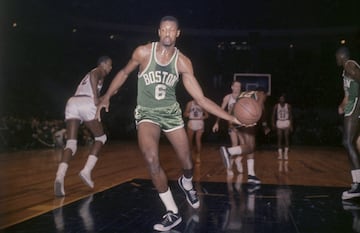 La aparición de los grandes pívots transformó el primer baloncesto, los gigantes que dominaban los partidos a su antojo y creaban dinastías. Así fue, prácticamente, hasta la llegada de Magic Johnson y Larry Bird. Además de Mikan y Chamberlain, es obvio que Bill Russell también tuvo un efecto claro en la aplicación de cambios sobre la distancia al aro de la zona de tres segundos y, sobre todo, en lo que respecta a las normas de goaltending defensivo y ofensivo. Russell fue uno de los primeros maestros en el juego por encima del aro, el primer gran ancla en defensa de la historia y un intimidador único. Con sus once anillos de campeón, fue el encargado de batir una y otra vez a Chamberlain en playoffs y dejar a este en solo dos títulos de campeón a pesar de sus estratosféricos números. Russell, con sus 2,08 y sus 224 centímetros de envergadura, cambió la forma de jugar cerca del aro y de defender, y propulsó con sus intimidaciones las transiciones rápidas de los Celtics de Red Auerbach. Superó los 1.000 rebotes en 12 temporadas consecutivas y él y Chamberlain siguen siendo los únicos que han llegado a 50 rebotes en un partido. Tanto en la Universidad de San Francisco como en los Celtics (1956-1969), Russell completó con Mikan y Chamberlain el trío de pívots de leyenda que ayudaron a transformar la forma de jugar y regular el baloncesto.