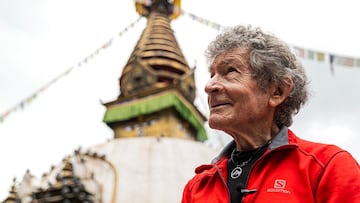 El escalador español Carlos Soria, en Nepal antes de iniciar su ascensión al Manaslu